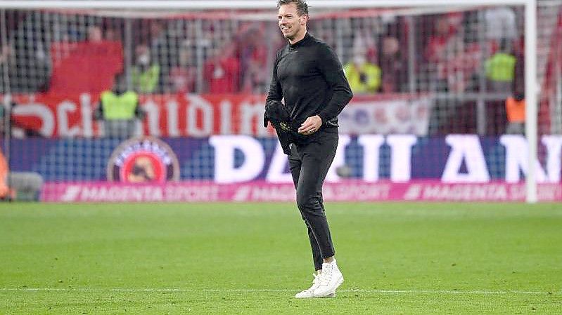 Bayerns Cheftrainer Julian Nagelsmann geht nach dem Sieg gegen den BVB über den Platz. Foto: Matthias Balk/dpa