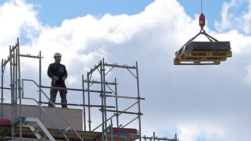 Die wirtschaftlichen Folgen des Ukraine-Krieges treffen einer Umfrage zufolge vor allem die deutsche Industrie und die Bauwirtschaft hart. Foto: Soeren Stache/dpa-Zentralbild/dpa