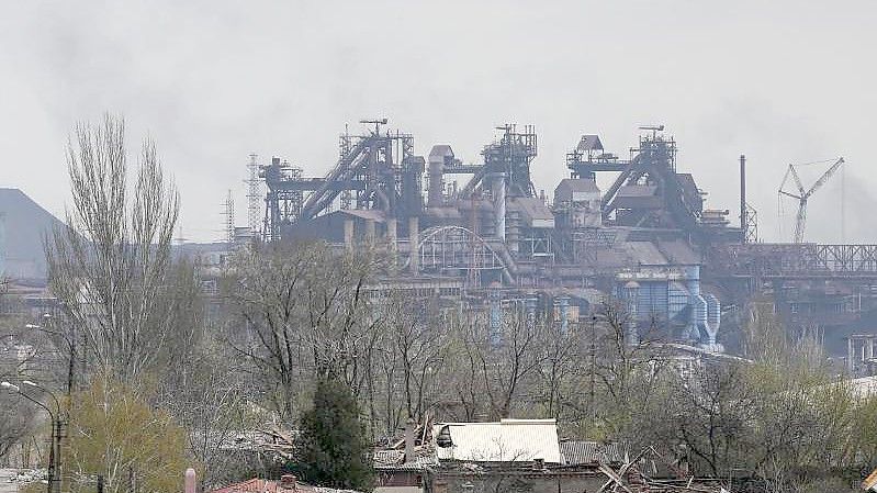 Das Stahlwerk Azovstal in der Hafenstadt Mariupol. Foto: Victor/XinHua/dpa