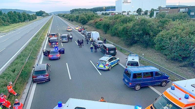 Vollsperrung der A 9 nach dem Angriff in einem Reisebus. Foto: Ralph Goppelt/Vifogra/dpa