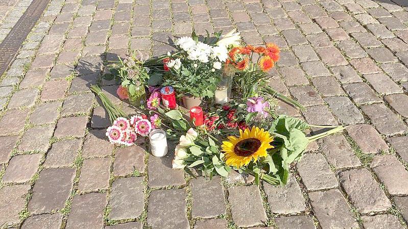 In Gedenken: Blumen liegen auf dem Platz vor dem Kieler Rathaus. Foto: Wolfgang Schmidt/dpa