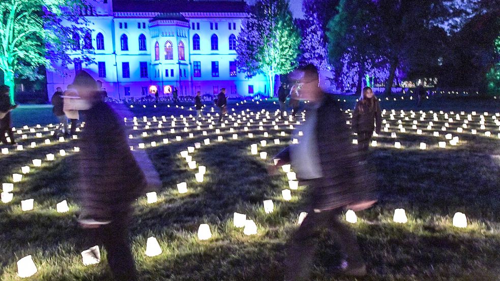 Im vergangenen Jahr hieß es erstmals „Lücht un Spööl“ bei der Evenburg. Foto: Ortgies