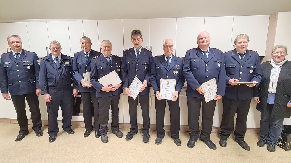 Das Gruppenbild zeigt die Feuerwehrausschussvorsitzende der Gemeinde Westoverledingen Gabriele Ostholthoff (rechts) sowie den stellvertretenden Gemeindebrandmeister Joachim Lassahn (von links), den stellvertretenden Brandabschnittsleiter Süd Holger Bleicher und die Geehrten Ewald Freese, Bernhard Grünefeld, Diedrich Smidt, Hermann Schulte, Friedhelm Hoyten und Eilert Grünefeld. Foto: Feuerwehr