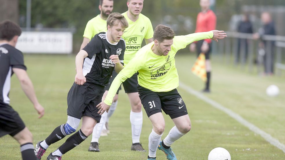 Reinhard Grotlüschen (rechts) und Firrel feierten am Sonntag einen 1:0-Sieg. Foto: Doden