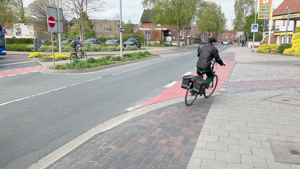 Die aktuelle Verkehrsführung an der Kreuzung soll überarbeitet werden. Das Foto zeigt den Blick auf die Verkehrsinsel aus Richtung Bahnhof kommend. Rechts geht es in die Großstraße. Foto: Kierstein