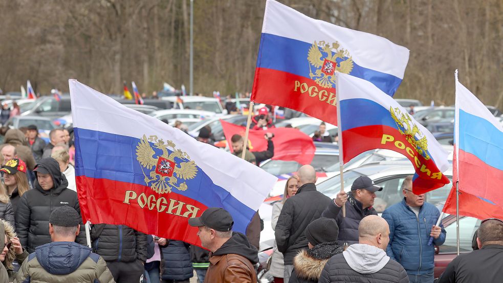 Russische Fahnen sind in Niedersachsen erlaubt - das Z-Symbol nicht. Foto: dpa/Karl-Josef Hildenbrand