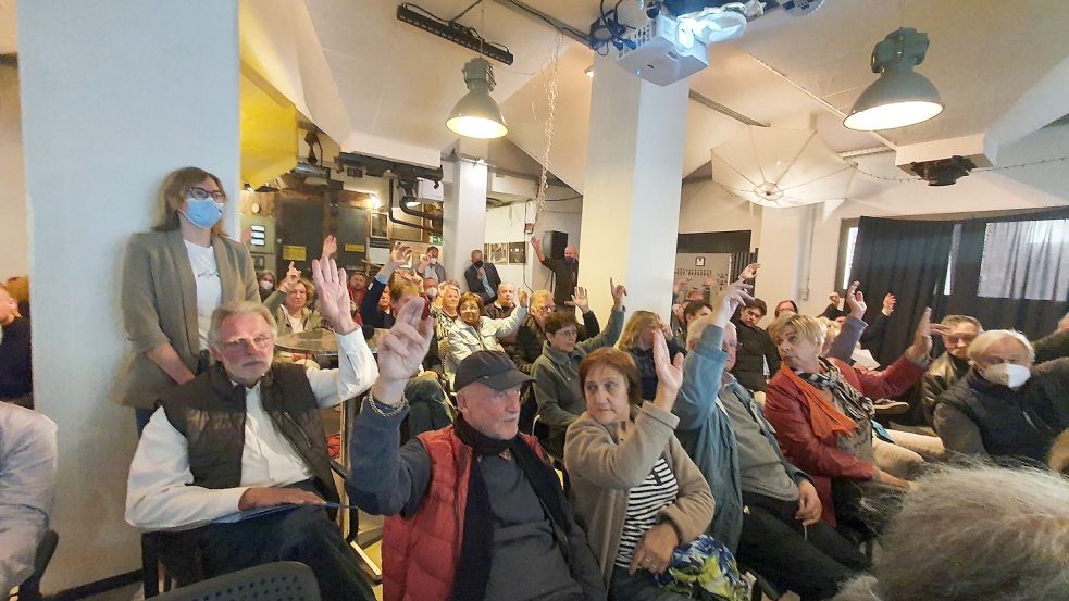 Mehr als 50 Teilnehmer kamen zu dem Diskussionsabend im Hafen 55 und beteiligten sich rege an der Diskussion. Foto: Gettkowski