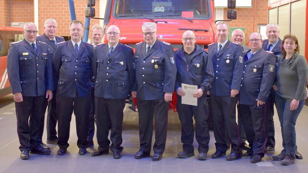 Ortsbürgermeisterin Renate Wichert mit geehrten und beförderten der Feuerwehr. Foto: Feuerwehr