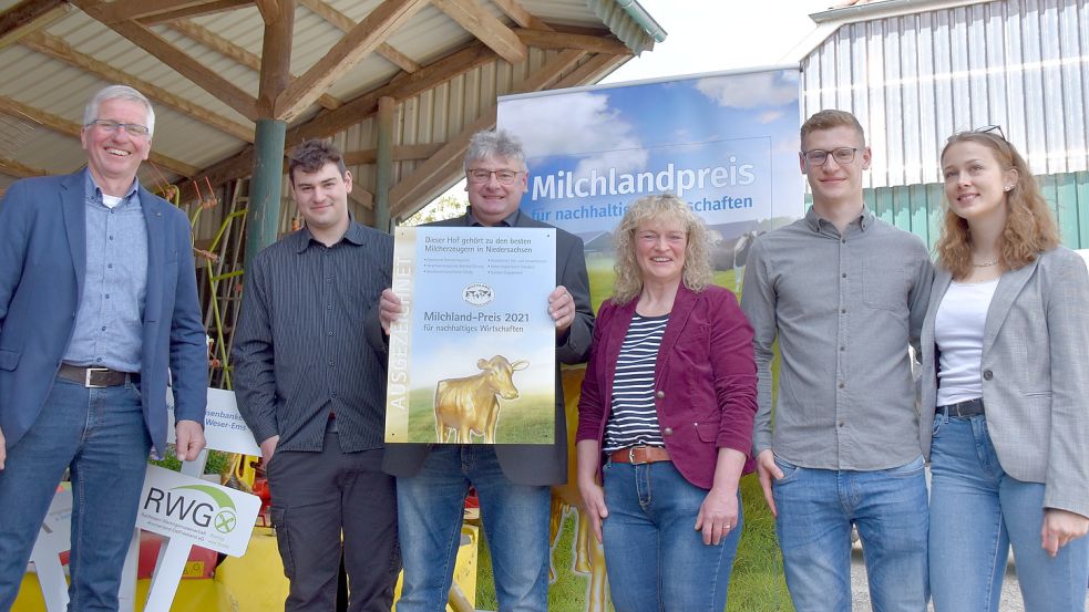 Herbert Heyen (von links) überreichte Arndt Wessels, Heino Wübben, Else Wessels, Ihno Wessels und seiner Partnerin das Schild. Foto: Wehry