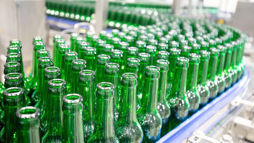 Bier wird in Deutschland größtenteils in Glasflaschen abgefüllt. Foto: dpa/ Christian Charisius (Symbolbild)