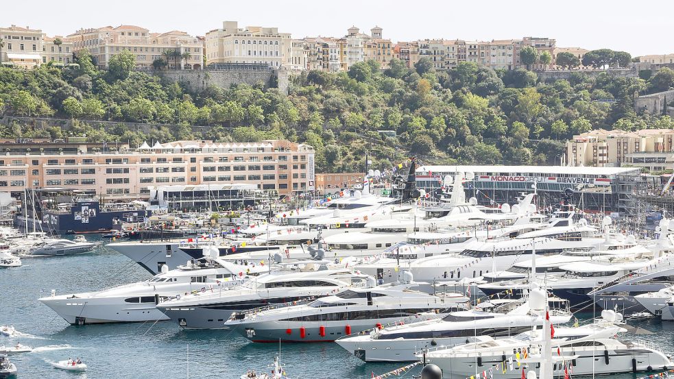 Imposante Jachten im Hafen: Einige russische Oligarchen versuchen derzeit, ihre Superjachten vor westlichen Sanktionen zu schützen. Foto: imago images/HochZwei