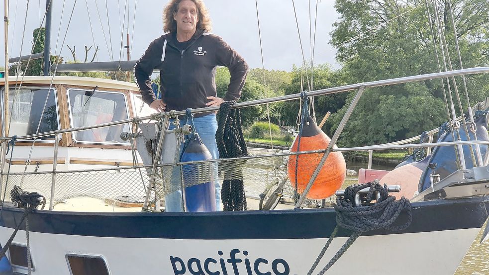 So haben viele Weeneraner Jürgen Sattler noch gut in Erinnerung: an Bord seines Segelschiffs "pacifico", das er inzwischen verkauft hat. Foto: Archiv