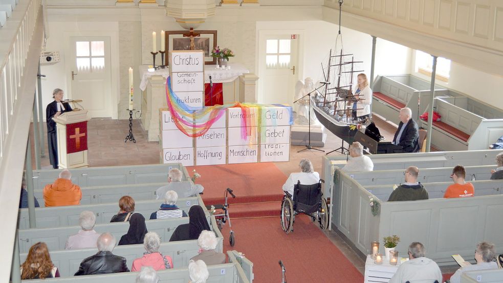 In der Hoffnungskirche wurde eine Wand aufgebaut - und eingerissen. Foto: Weers