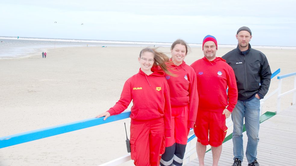 Auf Borkum spielen Saisonkräfte von außerhalb eine wichtige Rolle. Hier sind die DLRG-Retter Jaqueline Heim aus Baden-Württemberg (von links), Jasmin Rottmann aus dem Münsterland und Daniel Dennig (ebenfalls Baden-Württemberg) zusammen mit Holger Schrank zu sehen. Der koordiniert die Einsätze auf der Insel. Foto: Ferber