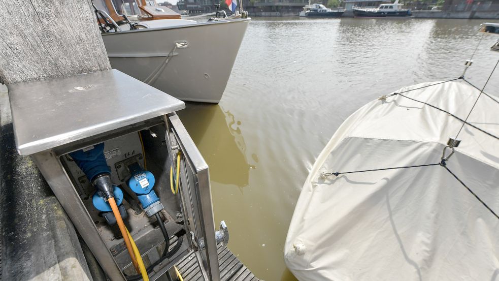 Der Strom, den die Schiffe im Freizeithafen beziehen können, wird deutlich teurer. Foto: Ortgies