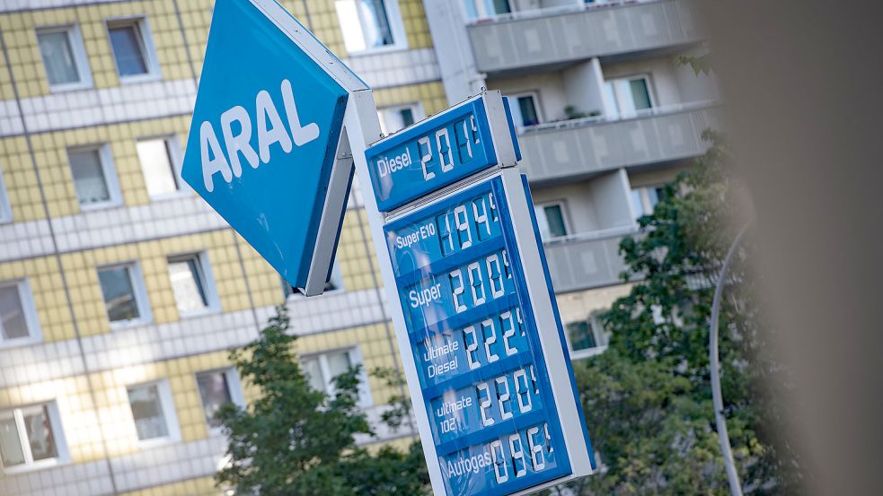 Streitfall Spritpreis: Wenige Tage nach der Senkung der Energiesteuer sind die Preise für Genzin und Diesel wieder angestiegen. Foto: Paul Zinken