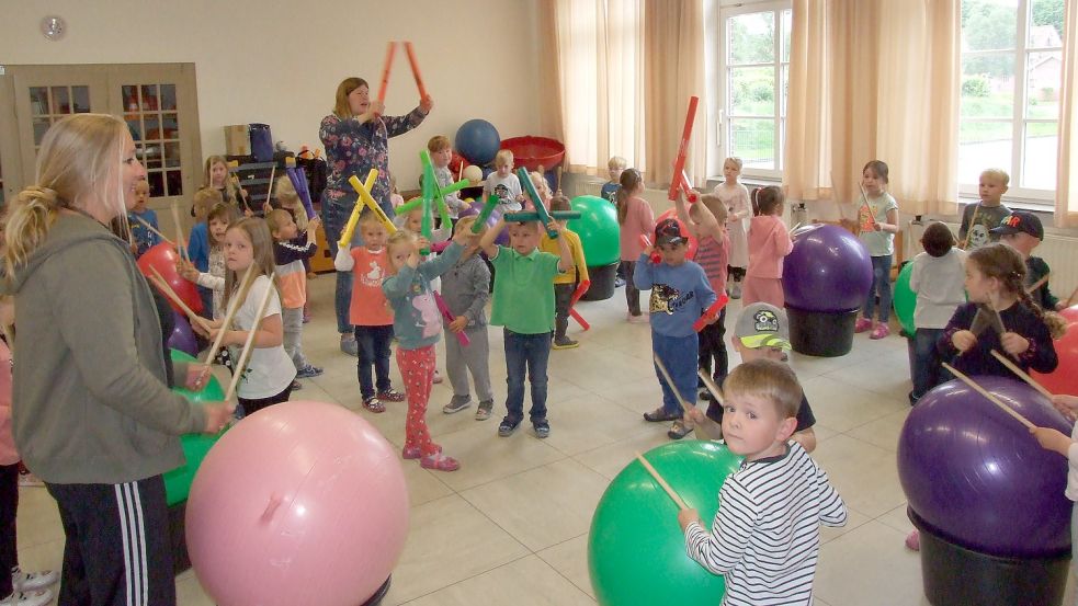 Die Jungen und Mädchen der Kindertagesstätte Farbenland beim Spielen. Fotos: Scherzer