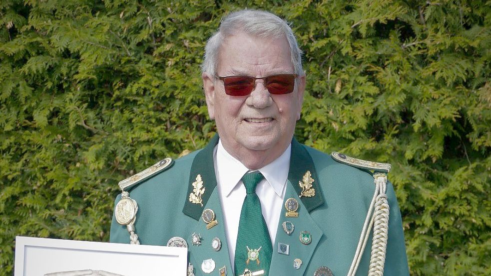 Hilbert Bruins hat sich nach 23 Jahren als Vorsitzender des Schützenvereins Weener verabschiedet und wurde zum Ehrenvorsitzenden ernannt. Foto: Privat