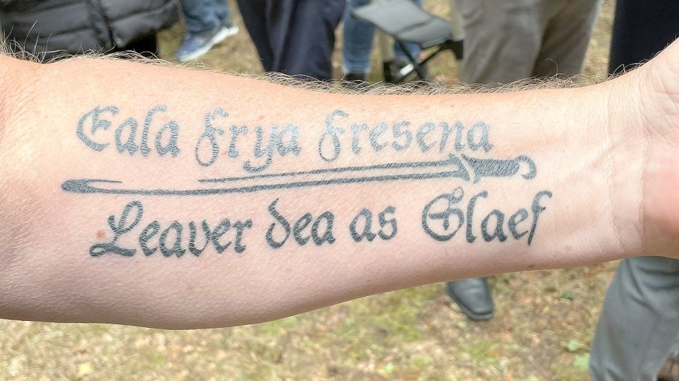 „Auf ihr freien Friesen. Lieber Tod als Sklave“: Eala Frya Fresena soll der Spruch gewesen sein, mit dem sich am Upstalsboom begrüßt wurde, der untere Teil eine mögliche Antwort. Foto: Bär