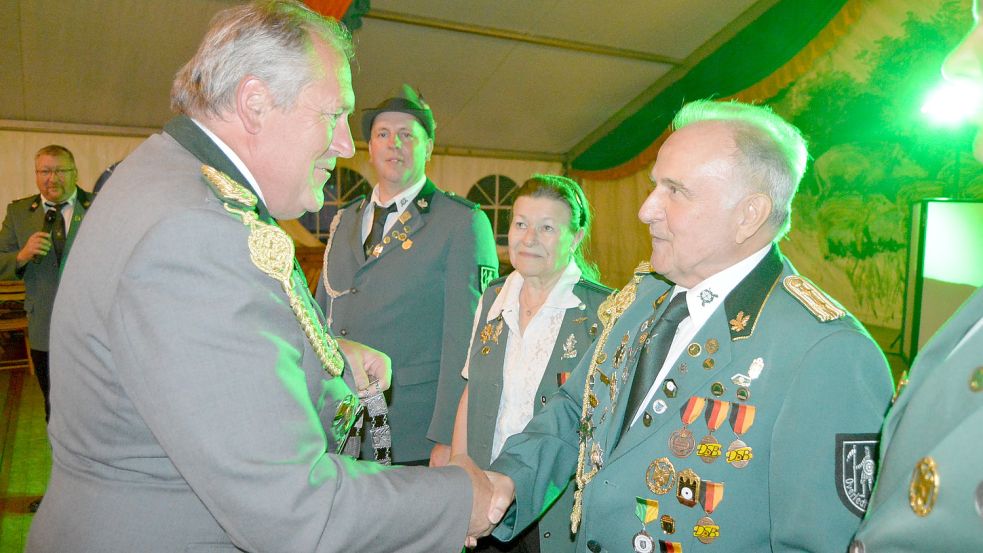 Karl-Gerhard Laaken (links) gratuliert dem neuen Schützenkönig Manfred Wollenberg.