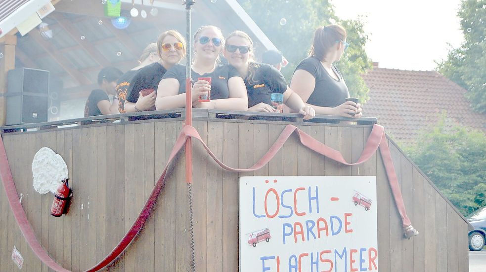 2018 griffen einige Gruppen das Thema Feuerwehr an ihren Wagen auf. Foto: Weers