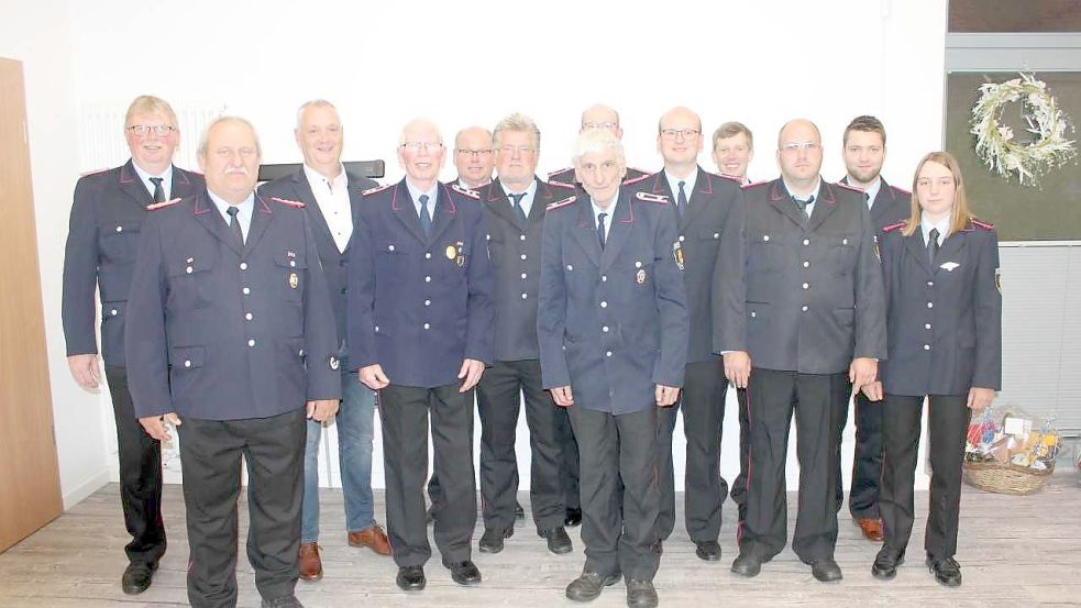 Ortsbrandmeister Hinrich Kleemann (von links) mit Uwe Wagner, Bürgermeister Günther Harders, Theodor Oltmanns, Johann Heselmeyer, Manfred Heselmeyer, Herbert Janssen, Arne Janssen, Thomas Janssen, Carsten Jelden, David Schnau, Thorben Oltmanns und Lisa Heselmeyer. Foto: Feuerwehr Potshausen