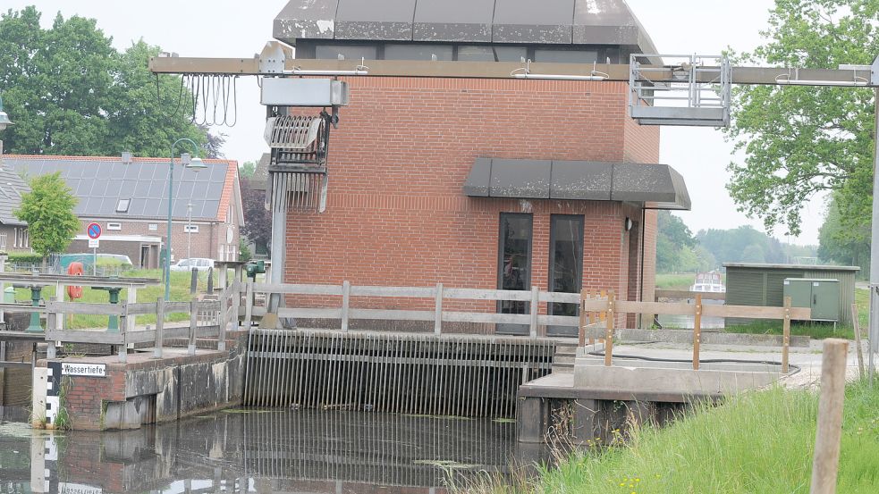 Das Schöpfwerk Marinesse im Hauptfehnkanal in Westrhauderfehn pumpt bei extremen Niederschlägen das Wasser aus dem Fehntjer Wiekensystem heraus. Foto: Radtke