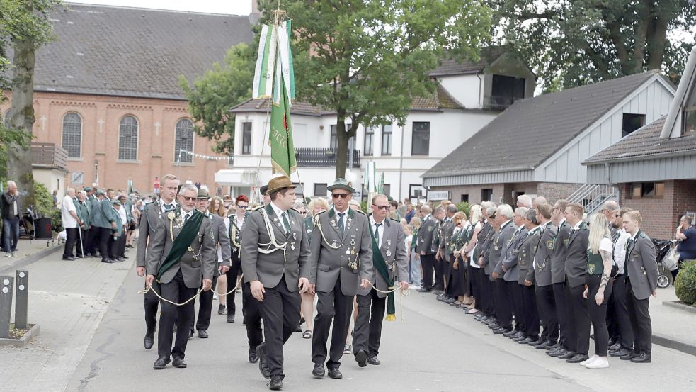 Die Schützengilde Barßel beim Empfang der Gastvereine am Sonntagnachmittag auf der Marienstraße.