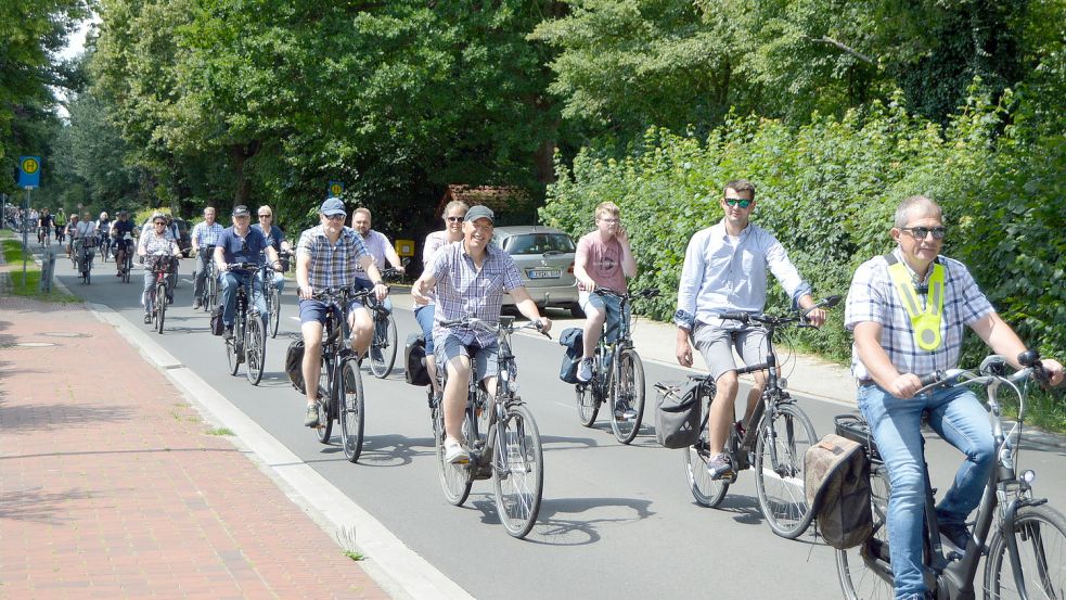 An der Sternfahrt zum Bau eines Radweges entlang der Landesstraße 21 auf der Strecke Holte-Potshausen-Stickhausen beteiligten sich rund 250 Radfahrerinnen und Radfahrer. Der Start erfolgte in den Ortschaften Holte und Stickhausen. Das Foto zeigt eine der Fahrradgruppen, die aus Holte zum Zielort Potshausen radelten. Fotos: Weers