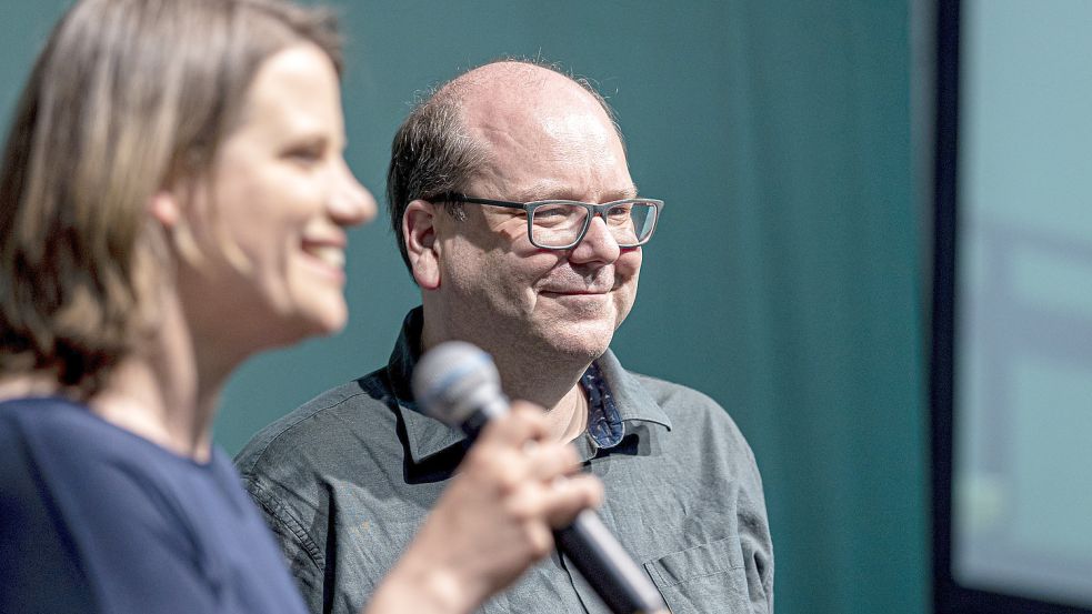 Freuen sich über gute Umfragewerte: Julia Willie Hamburg und Christian Meyer, Spitzenkandidaten von Bündnis 90/Die Grünen für die Landtagswahl in Niedersachsen am 9. Oktober. Foto: Moritz Frankenberg/dpa