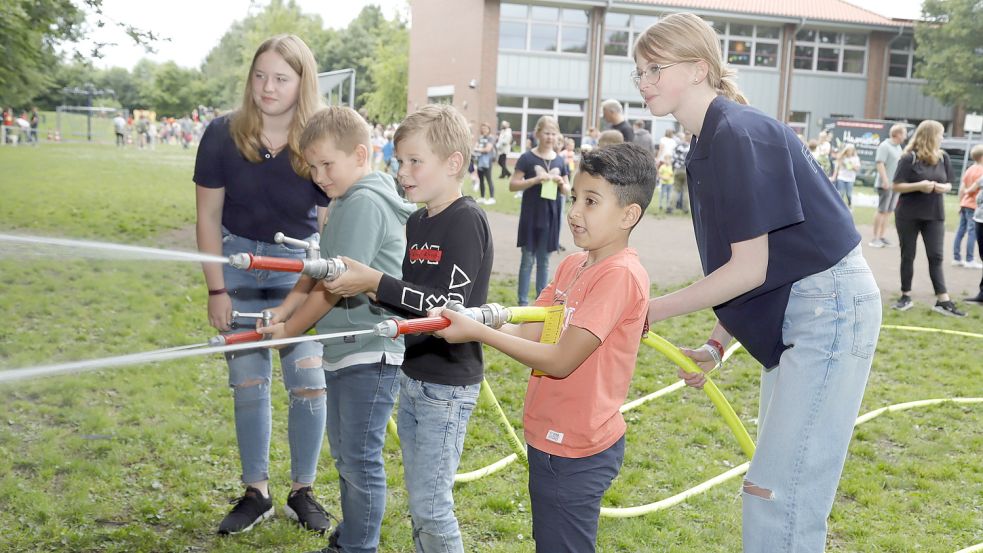 Die Kinder waren begeistert von den Spielen auf dem Schulhof. Nur alle vier Jahre findet an der Grundschule in Ramsloh ein Schulfest statt. Fotos: Passmann