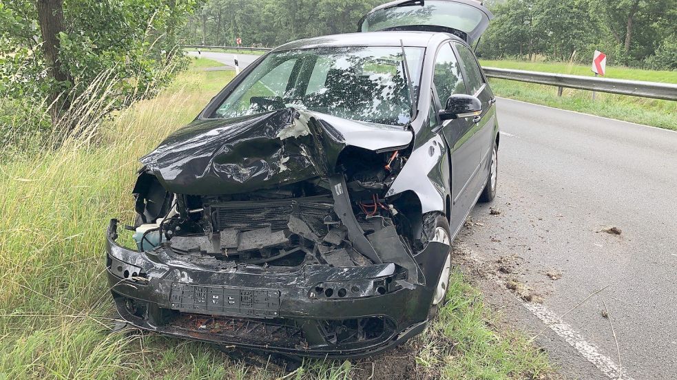 Nach dem Unfall an der Langholter Straße war der Wagen nicht mehr fahrbereit. Foto: Ammermann