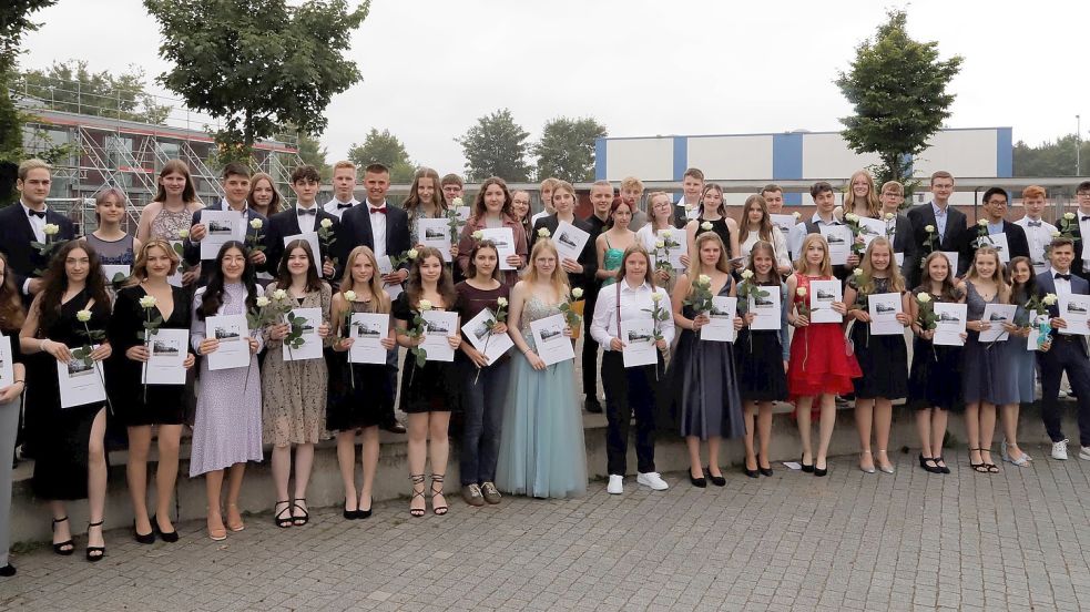 Stolz halten die Schülerinnen und Schüler des 10. Jahrgangs des Laurentius-Siemer-Gymnasiums (LSG) die Abschlusszeugnisse in Händen. Foto: Passmann