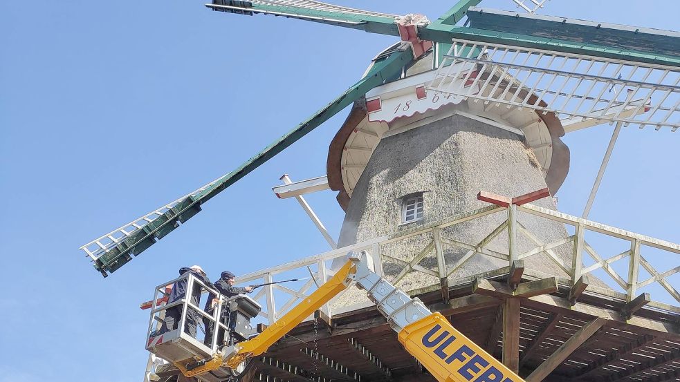 Mit Hubarbeitsbühne und Hochdruckreiniger wurde die Mühle vom Schmutz befreit. Foto: Mühlenverein