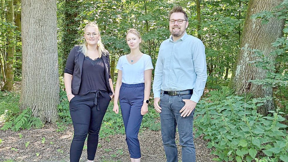 Rieke Taute von der Tourist-Info der Gemeinde Uplengen (von links), Ines Lindemann, Leiterin der Tourist-Info Moormerland, und Joachim Duin als Geschäftsführer der Touristik in der Samtgemeinde Hesel organisieren das Sommerfest. Foto: Stromann