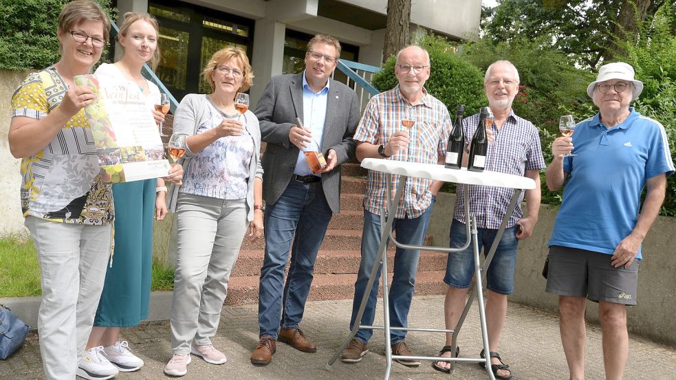 Entkorkten für das Foto schon die erste Flasche Rosé: Die Organisatoren und Anbieter des Weinfestes Moormerland. Links Annemarie Kracht und Ines Lindemann vom Tourismusverein, der Ausrichter des Festes ist. Foto: Lüppen