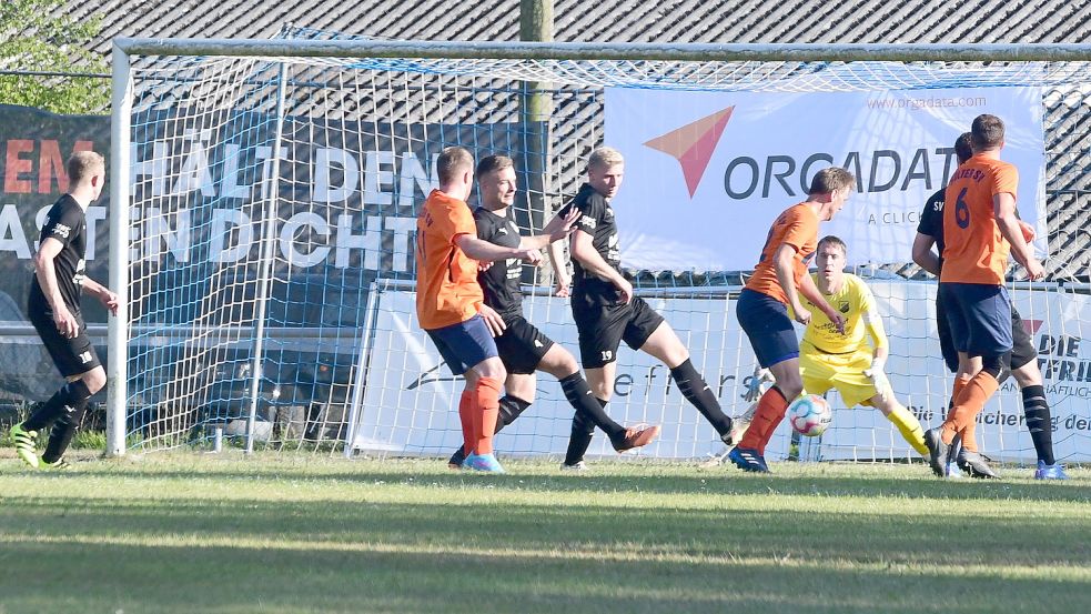 In dieser Szene hat Holtes Dominik Volkeri (Mitte in orange) eine der wenigen Tormöglichkeiten seiner Mannschaft. Er scheitert aus kurzer Distanz an Holtlands Schlussmann Jann Hellmers (gelbes Trikot). Fotos: Damm