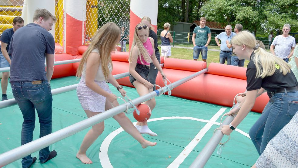 Voller Einsatz beim Menschenkicker. Foto: Weers