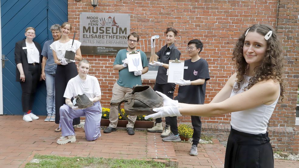 Hilke Ostendörp (von links), und Antje Hoffmann vom Moor- und Fehnmuseum erhalten von Johanne Jordan, Denise Neumann, Daniel Gmähle, Eyke Foraita, Ruoqi Gu sowie Julia Lehmann Unterstützung bei den Vorbereitungen für die Sonderausstellung „1000 & Moor: Inventarisierung im Moor- Fehnmuseum Elisabethfehn“. Foto: Passmann