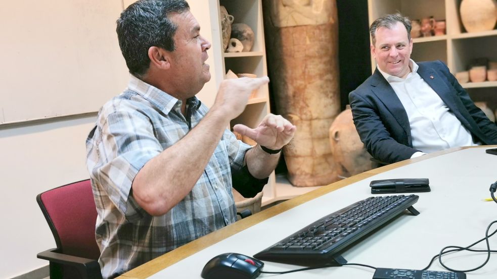 Begeistert sich für die Archäologie: Der Osnabrücker Theologe Prof. Anselm Hagedorn (r.), hier mit Prof. Oded Lipschits (Tel Aviv University), mit dem er bei Ausgrabungen in der Nähe von Jerusalem eng zusammenarbeitet. Im September beginnt eine neue Grabungskampagne. Foto: Uwe Westdörp