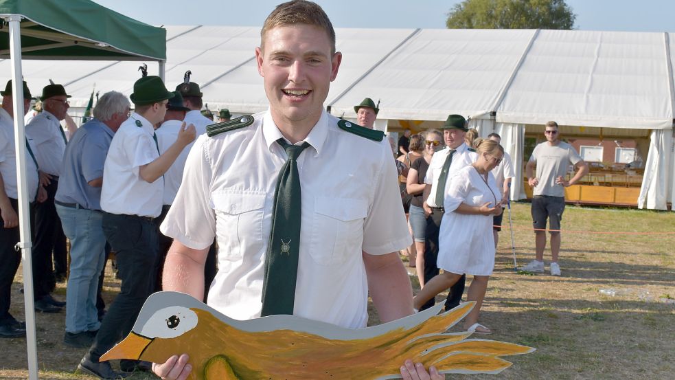 Überglücklich hält Marc Neeland nach seinem Sieg den Vogel in der Hand. Fotos: Zein