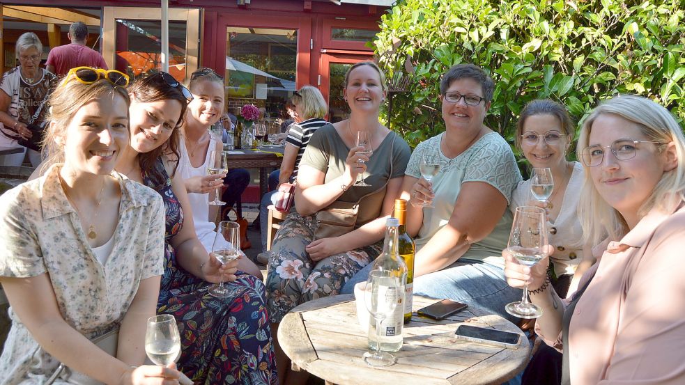 Diese jungen Damen genossen das Weinfest im idyllischen Garten des Holter Wienkellers. Foto: Weers