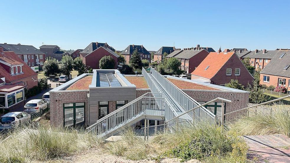 Der Blick vom Fuß des Wasserturms auf das neugebaute Waterhuus. Eine Metalltreppe verbindet die beiden Gebäude fortan. Foto: Watertoorn Börkum