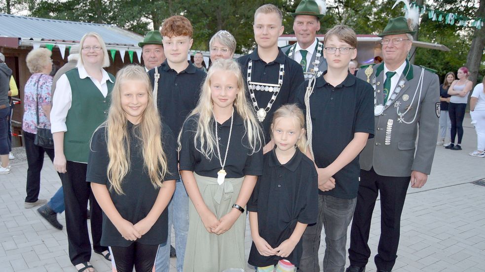 Das neue Königshaus des Schützenvereins Glansdorf : (hintere Reihe von links) Sonja Hagedorn, Holger Hagedorn (2. Adjutant), Silvia Meinders und König Alfred Meinders sowie Kaiser Hanko Weers (mittlere Reihe von links) Malte Ksienzyk (Adjutant), Jugendkönig Lukas Ksienzyk und Marvin Allerkamp (Adjutant) sowie (vordere Reihe von links) Marina Frobel (Adjutantin), Hannah Janssen (Lichtpunktkönigin) und Hanna Bartels (Adjutantin). Es fehlt der 1. Adjutant des Königshauses, Rolf Wiepkes mit seiner Frau Ulrike. Foto: Weers