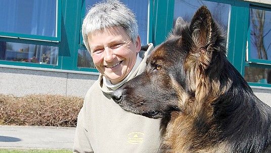 Als Team in die Schule: Ulrike Fuhrmann mit einem ihrer Altdeutschen Schäferhunde. Foto: Archiv