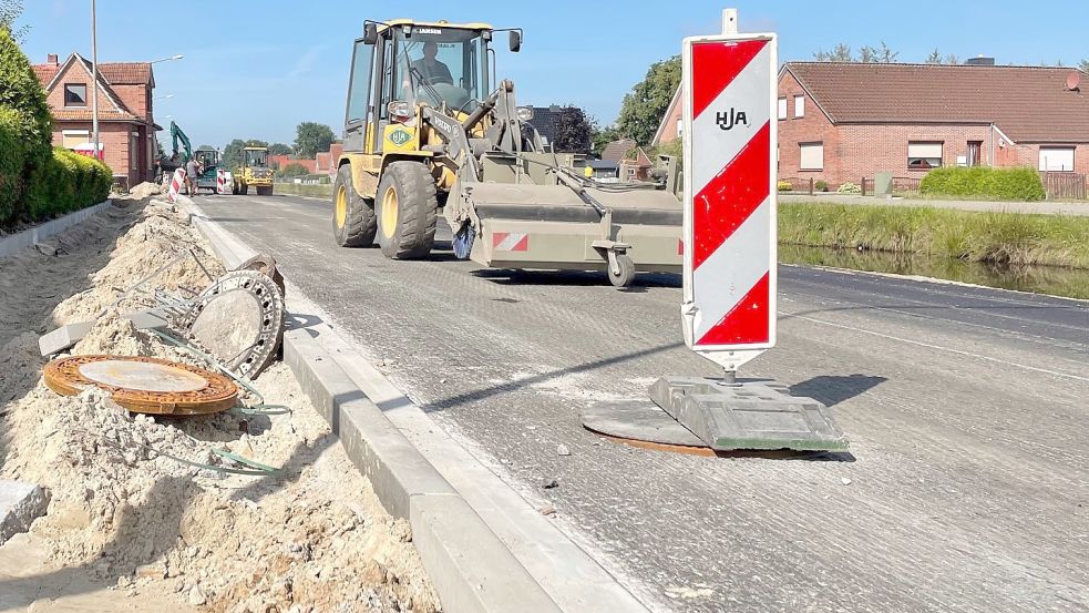 Noch wird am Rajen im Bereich der 4. Südwieke gearbeitet. Bald sollen Kraftfahrer wieder passieren können. Foto: Janßen