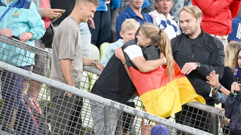 Nicht nur Bayern-Star Joshua Kimmich (Vordergrund links) strahlte, als Konstanze Klosterhalfen (Mitte) Gold über 5000 Meter gewonnen hatte, auch eine Auricher Delegation feierte begeistert auf den Rängen mit. Foto: DPA