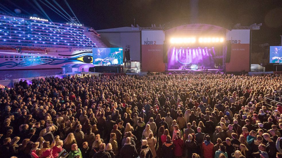 Vor der Meyer-Werft findet am 2. und 3. September das NDR2-Papenburg- Festival statt. Foto: Herzig