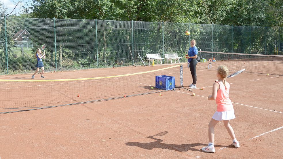 Mareile Ammermann (rechts) trainiert mit Luisa Cramer (links). Lea Becker schaut als Trainerin zu. Foto: Weers