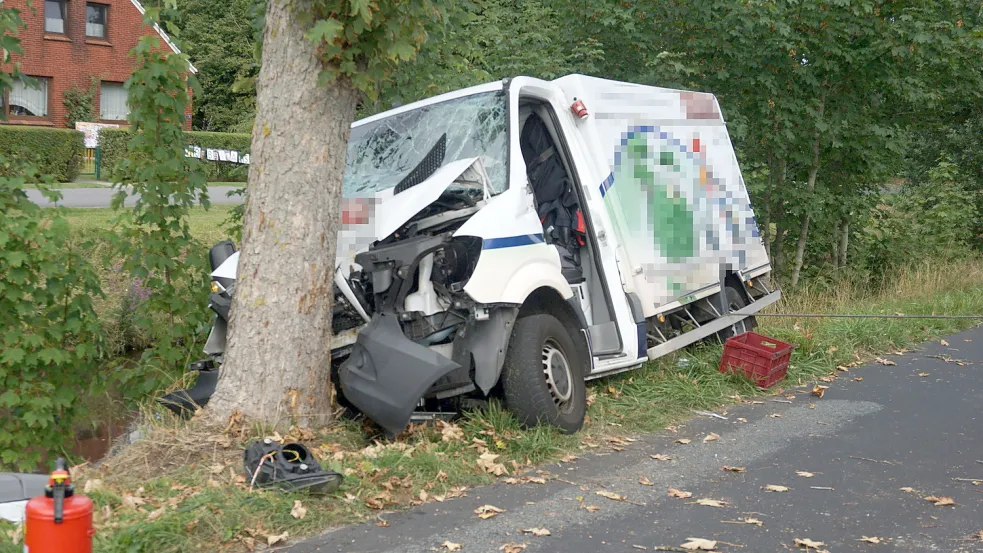 Bei dem Unfall in Holterfehn war die Schere der Ostrhauderfehner Feuerwehr zu schwach, um die Tür des Transporters zu öffnen. Foto Hagewiesche